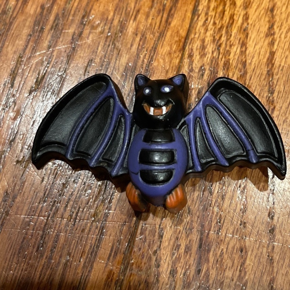 Halloween Pins,Vintage - Black Bat With Purple - Picture 1 of 8